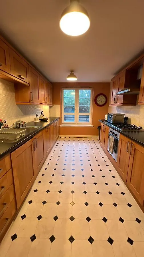 Edinburgh City Centre - Powderhall Modern Spacious 2 Bedroom Apartment With Free Parking