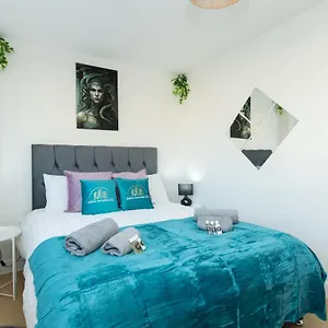 Medusa - The Gaze Of Town Apartment Southampton
