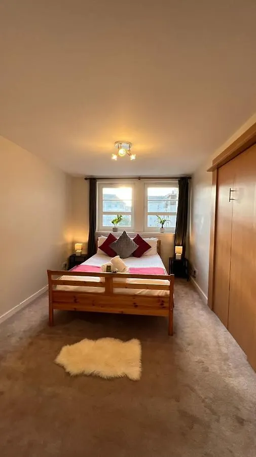 Edinburgh City Centre - Powderhall Modern Spacious 2 Bedroom Apartment With Free Parking 0*,  United Kingdom